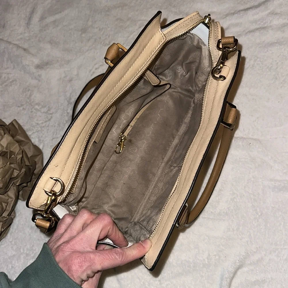 Michael Kors crossbody. - Picture 9 of 11